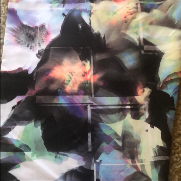 Fabletics Salar Printed Capris - Picture 2 of 6